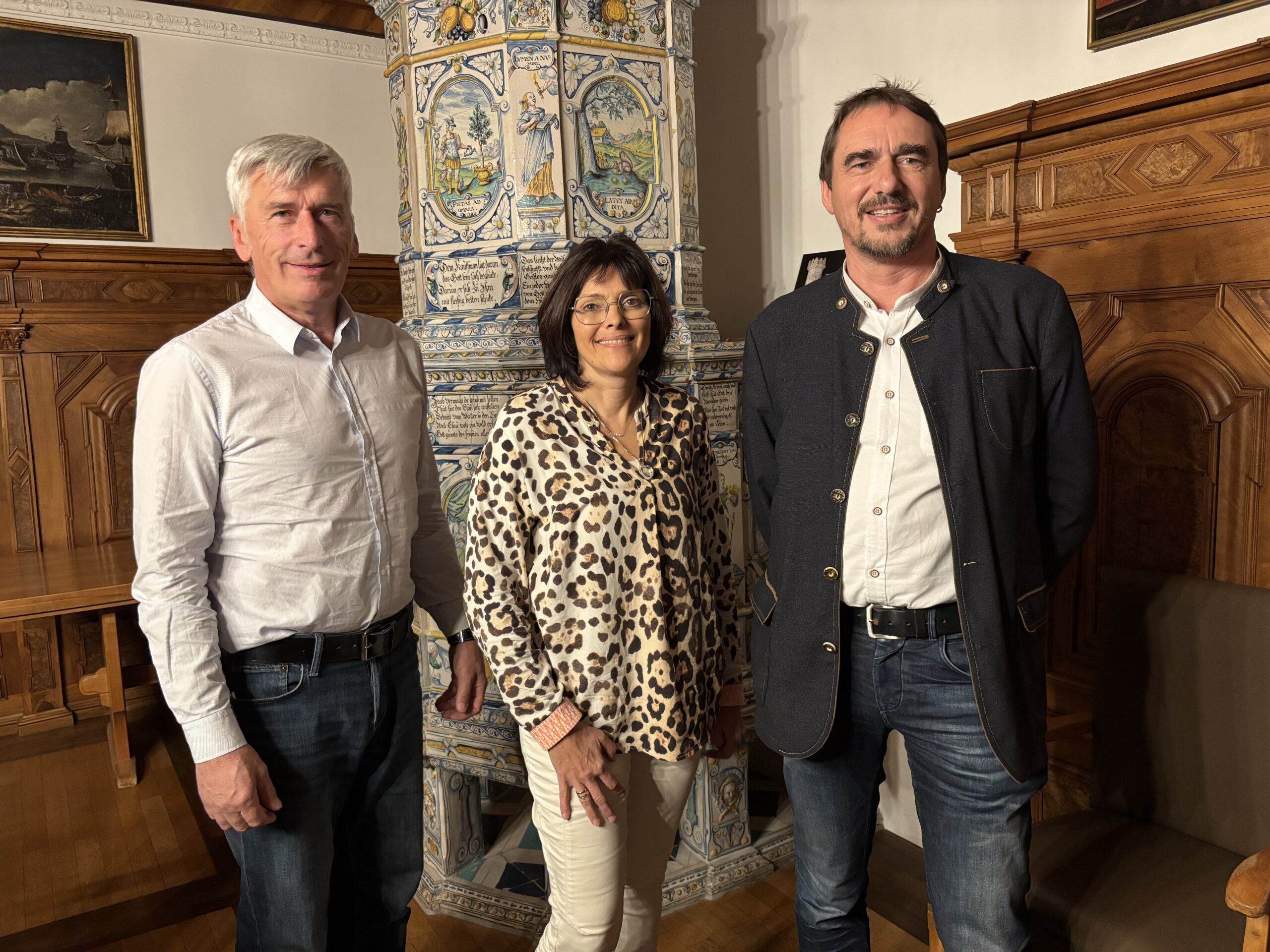 Rainer Leuchtle (links) wurde zum Vorsitzenden der Bürgerstiftung Isny im Allgäu gewählt. Seine Stellver-tretung übernimmt Monika Hodrus. Die Wahl leitete Bürgermeister Rainer Magenreuter.