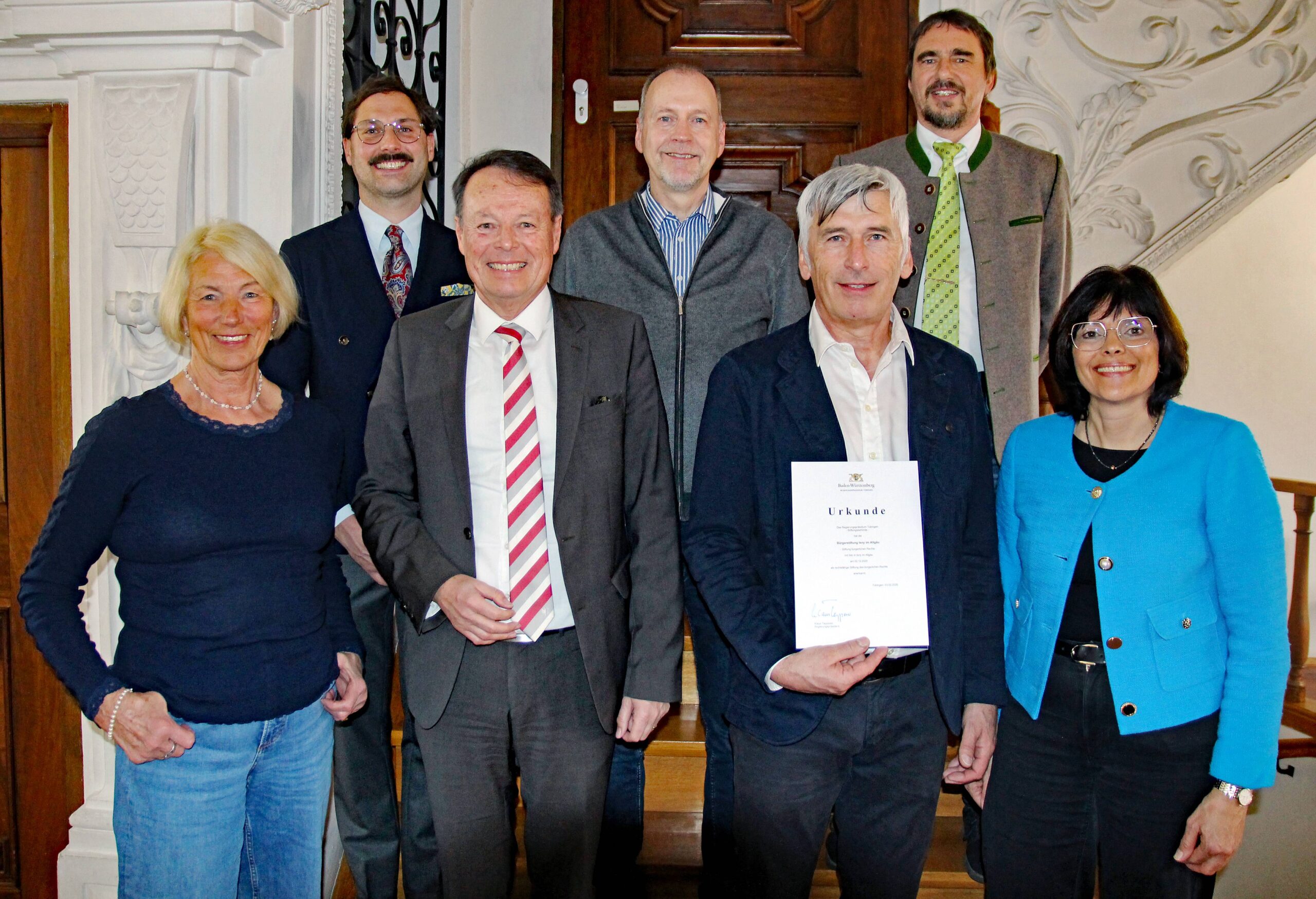Gruppenfoto zur Übergabe der Anerkennungsurkunde durch Regierungspräsident Klaus Tappeser.